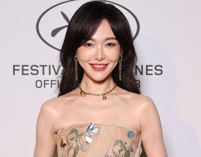 纳红毯生图：苹果肌下垂鱼尾纹能当眼线九游会网站41岁唐嫣断崖式衰老！戛(图4)